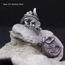 Laden Sie das Bild in den Galerie-Viewer, handmadebynepal 925 Sterling Silver Male Finger Ring Gray Lizard Red Crystal Stone Animal Unique Rock Punk Jewelry Ring for Men Women  Handmadebynepal   