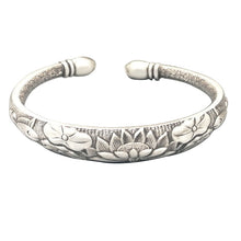 Laden Sie das Bild in den Galerie-Viewer, Handmadebynepal Tibetan Six Words Mantra Vintage Silver Bangles for Women Openable Fish Lotus Buddhist Jewelry Pure Silver S990 Retro Bracelet.  Handmadebynepal   